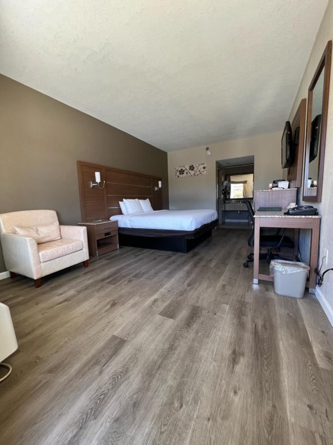 Quality Inn & Suites Near Six Flags - Austell Eksteriør billede