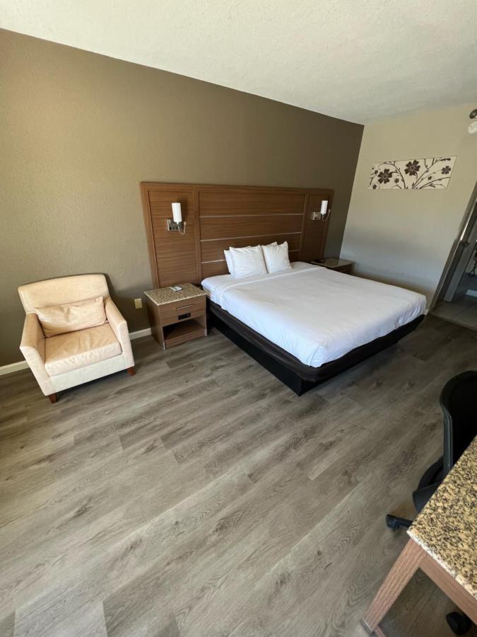 Quality Inn & Suites Near Six Flags - Austell Eksteriør billede