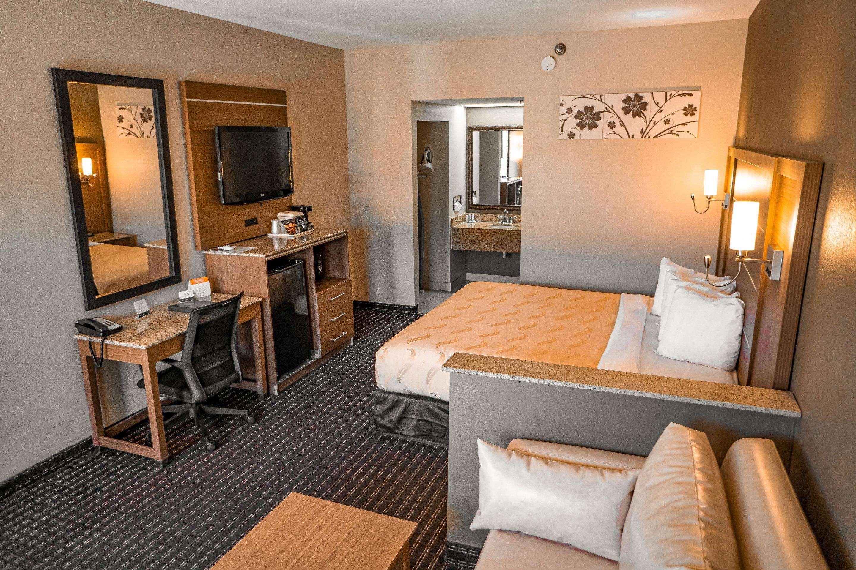 Quality Inn & Suites Near Six Flags - Austell Eksteriør billede