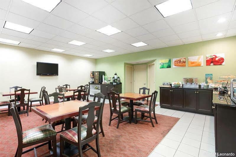Quality Inn & Suites Near Six Flags - Austell Eksteriør billede